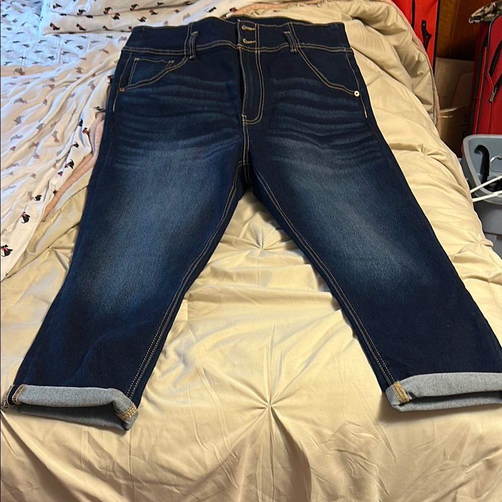 No Boundaries Blue Ankle Cropped Jeans with Modern Fading